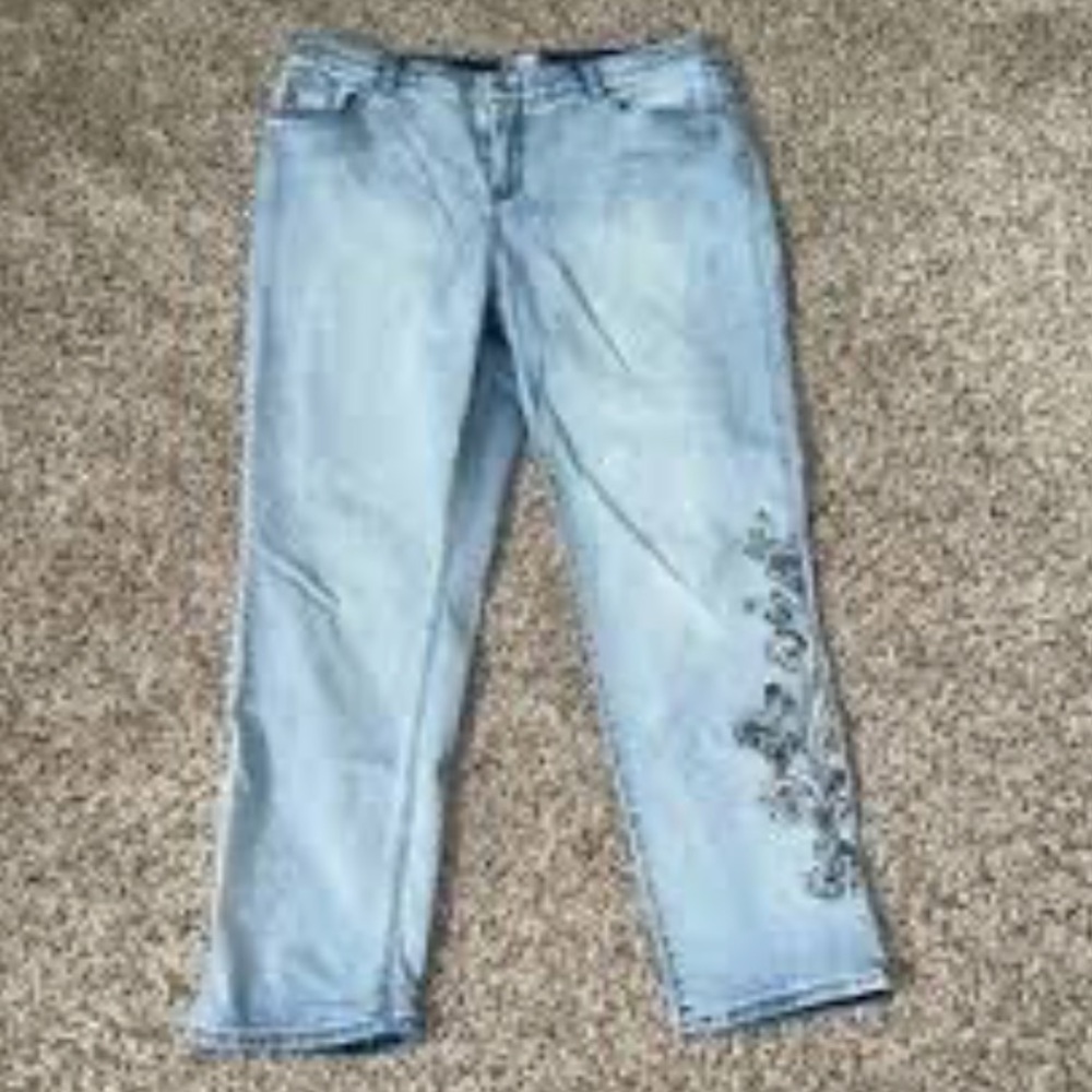 CHICOS Light Blue Ankle Jeans with Floral Embroidered Leg Detail Size 6 - Picture 4 of 14